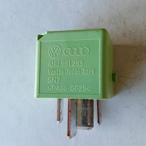 AUDI 4H0951253 - Main fuse socket fuse socket dashboard relay relay plate: 1 pcs. autospares.lv